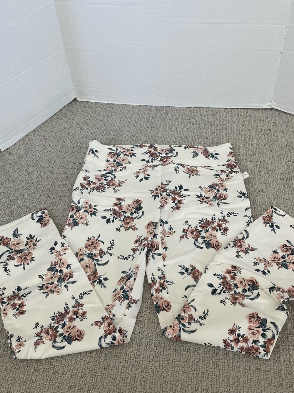 NWT women’s floral pull on pants